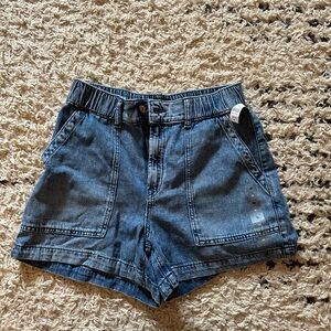 Gap shorts size Medium NWT